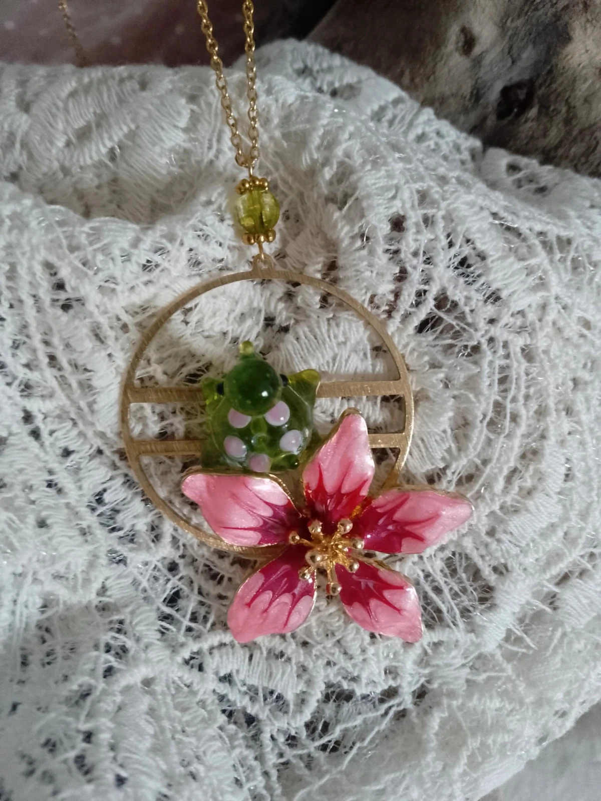 Collar bohemio de tortuga y flor rosa con piedra peridoto – photo 2